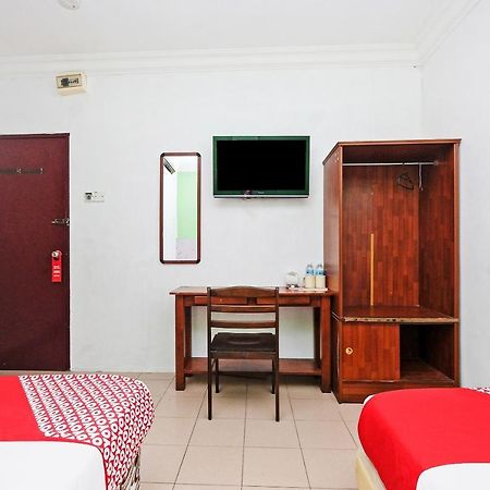 Oyo 850 Gold Star Hotel Chukai Buitenkant foto