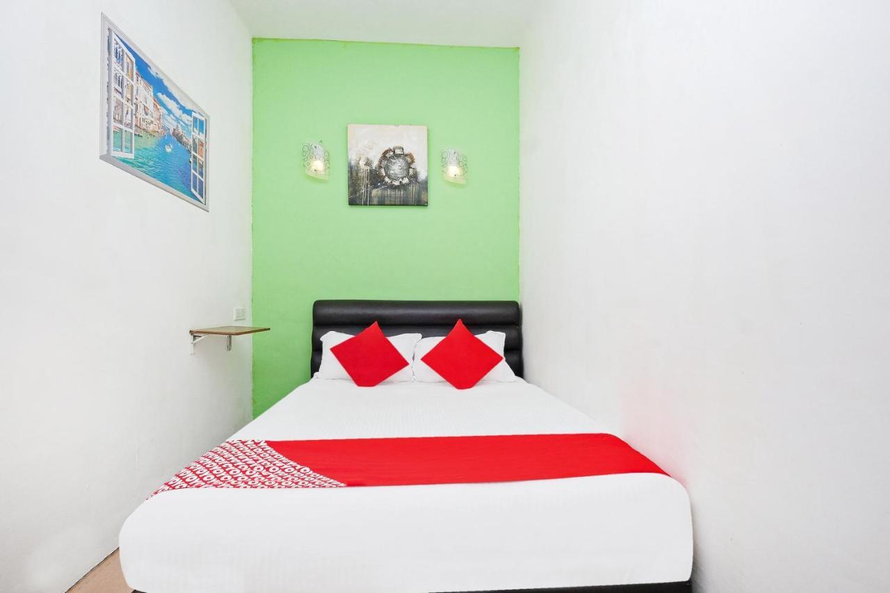 Oyo 850 Gold Star Hotel Chukai Buitenkant foto