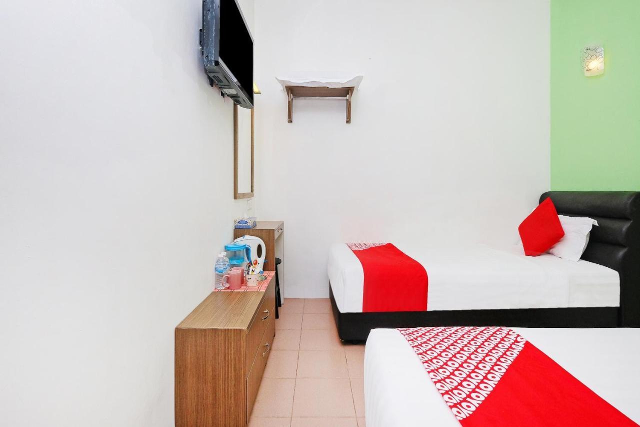 Oyo 850 Gold Star Hotel Chukai Buitenkant foto