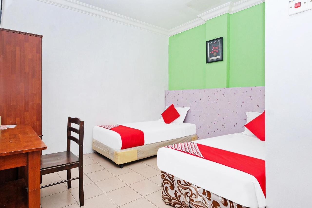 Oyo 850 Gold Star Hotel Chukai Buitenkant foto