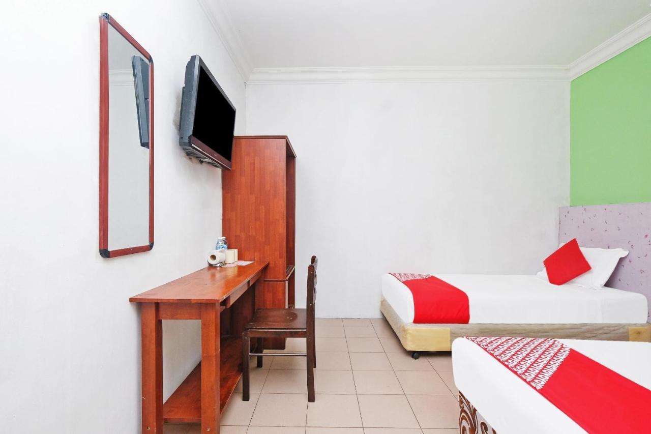 Oyo 850 Gold Star Hotel Chukai Buitenkant foto