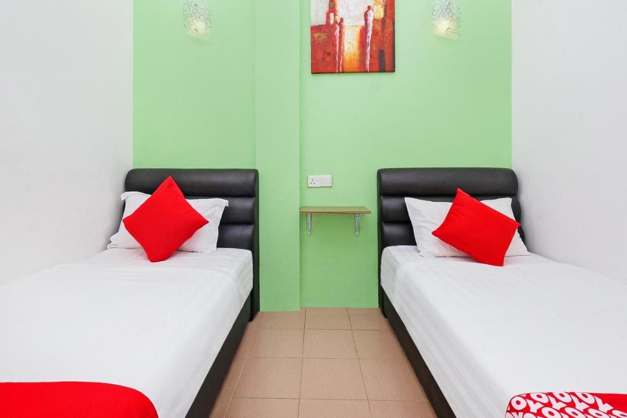 Oyo 850 Gold Star Hotel Chukai Buitenkant foto