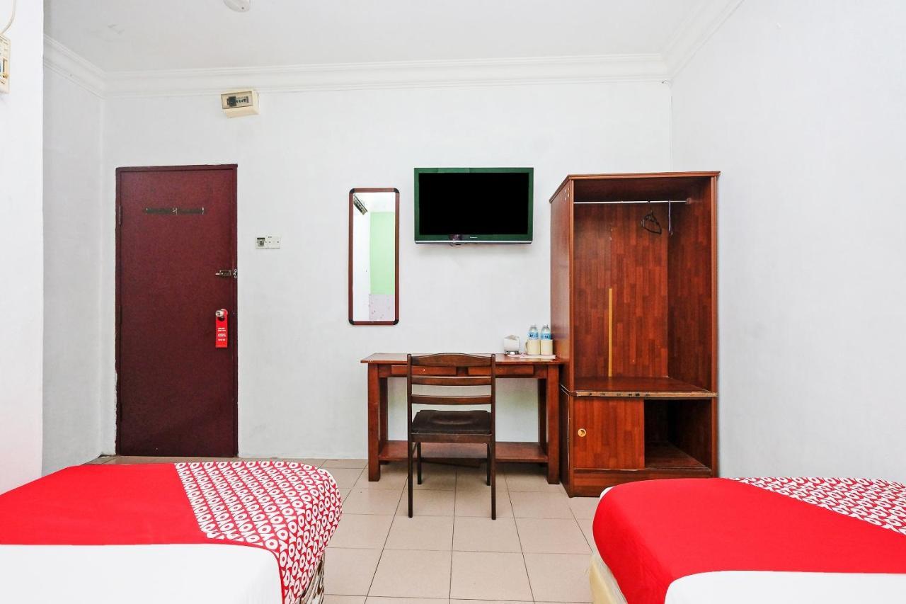 Oyo 850 Gold Star Hotel Chukai Buitenkant foto