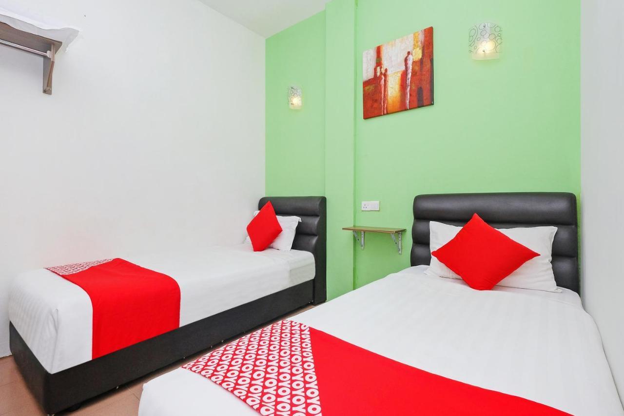 Oyo 850 Gold Star Hotel Chukai Buitenkant foto