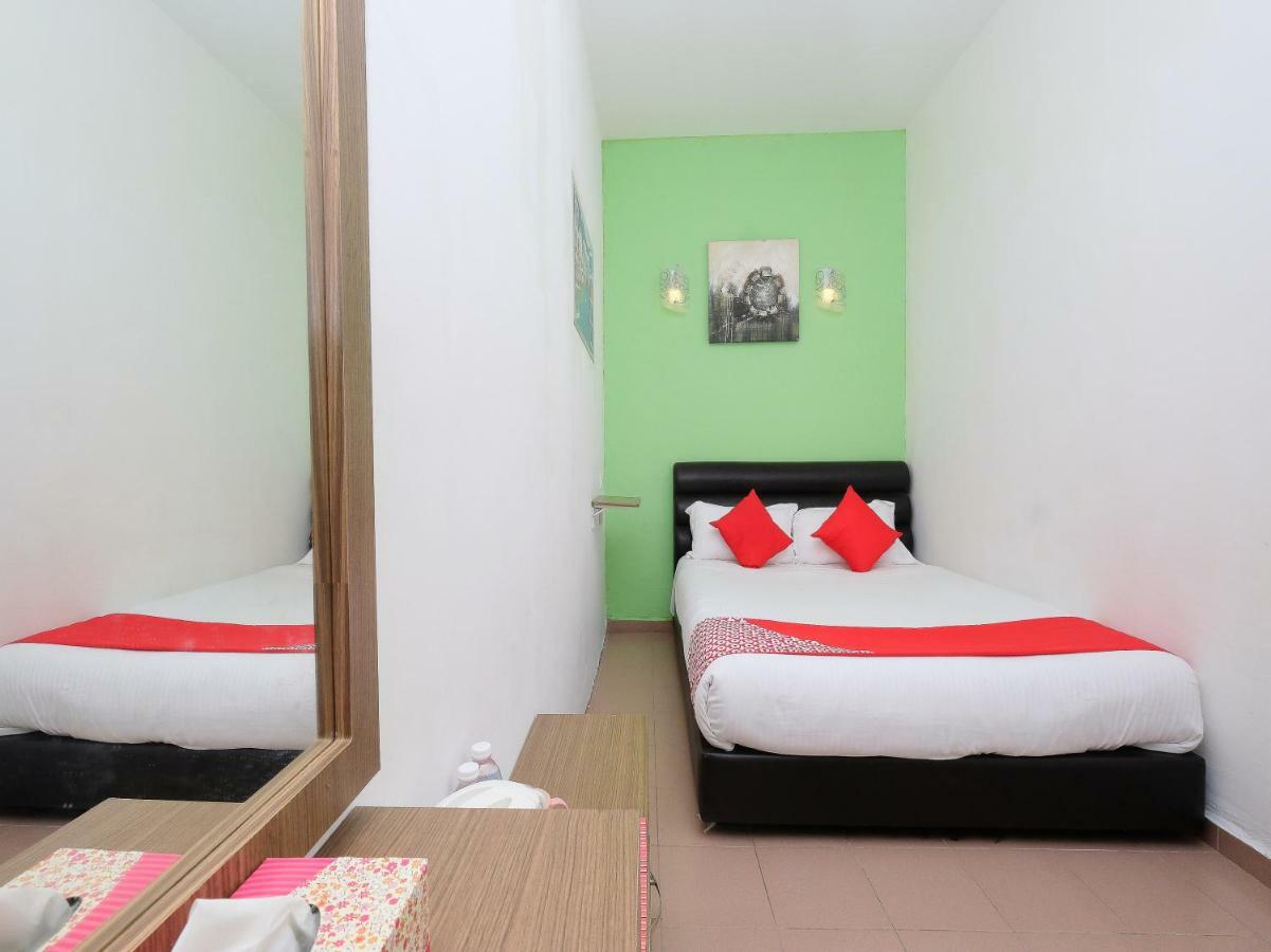 Oyo 850 Gold Star Hotel Chukai Buitenkant foto