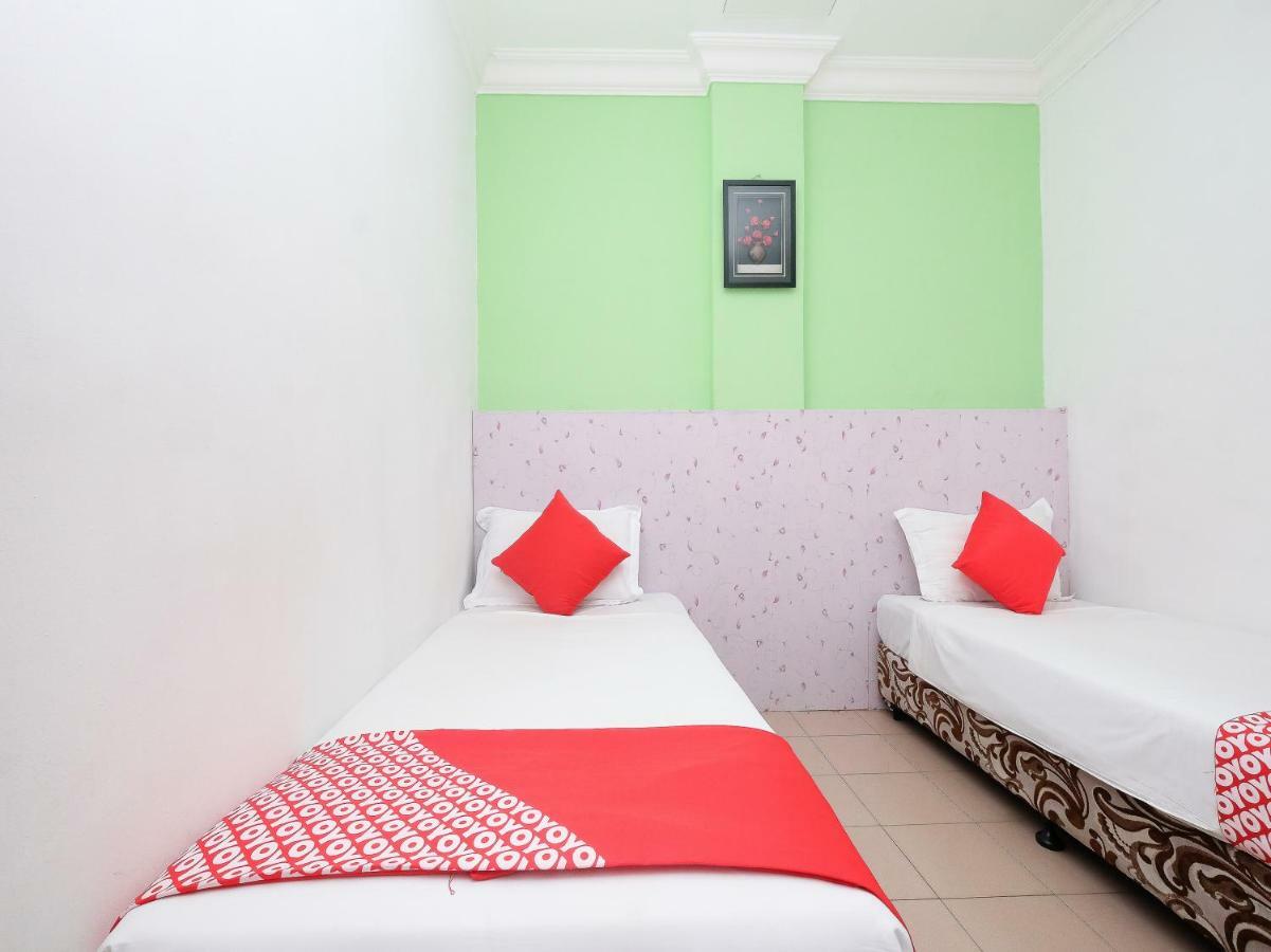 Oyo 850 Gold Star Hotel Chukai Buitenkant foto