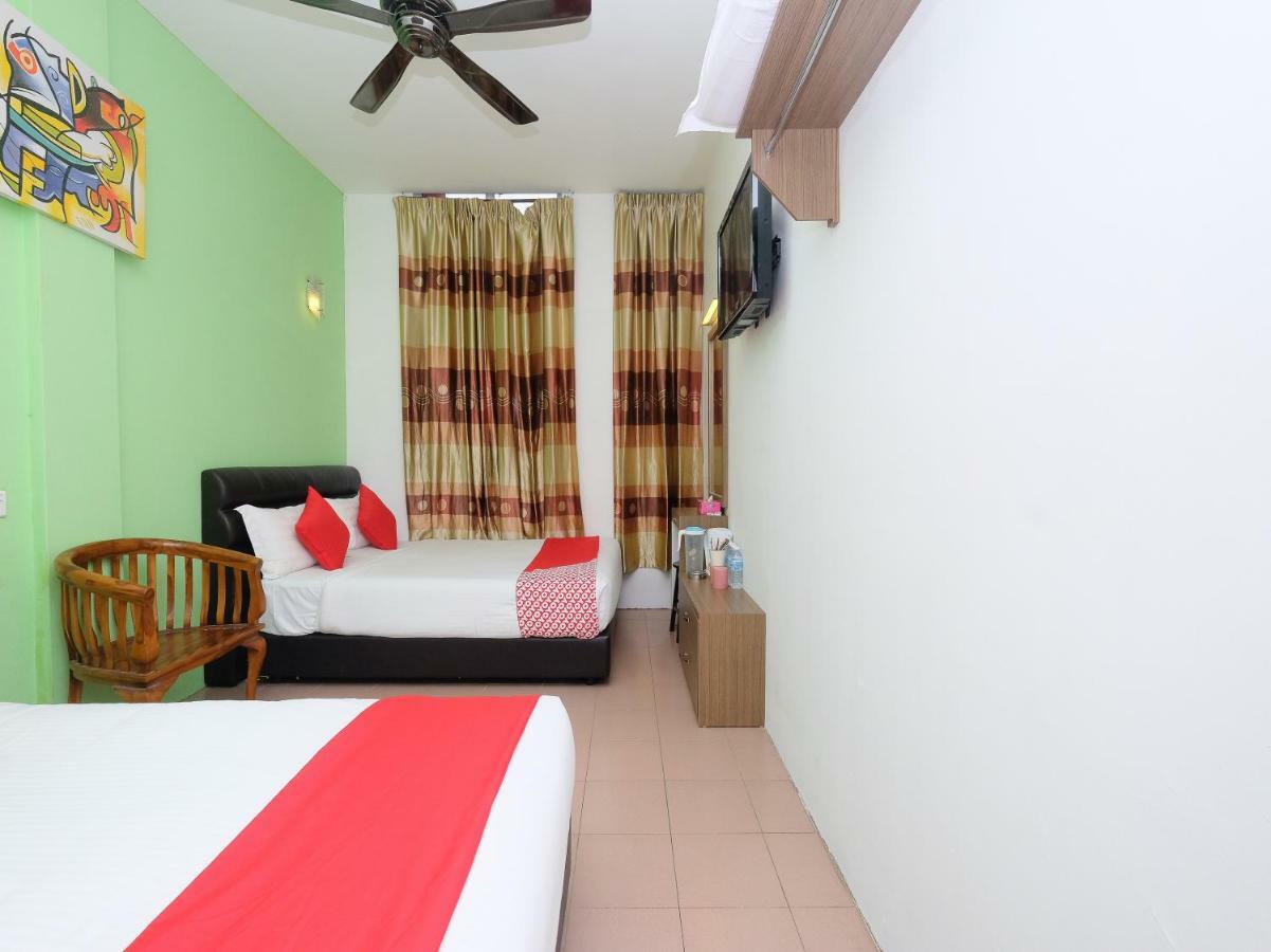 Oyo 850 Gold Star Hotel Chukai Buitenkant foto