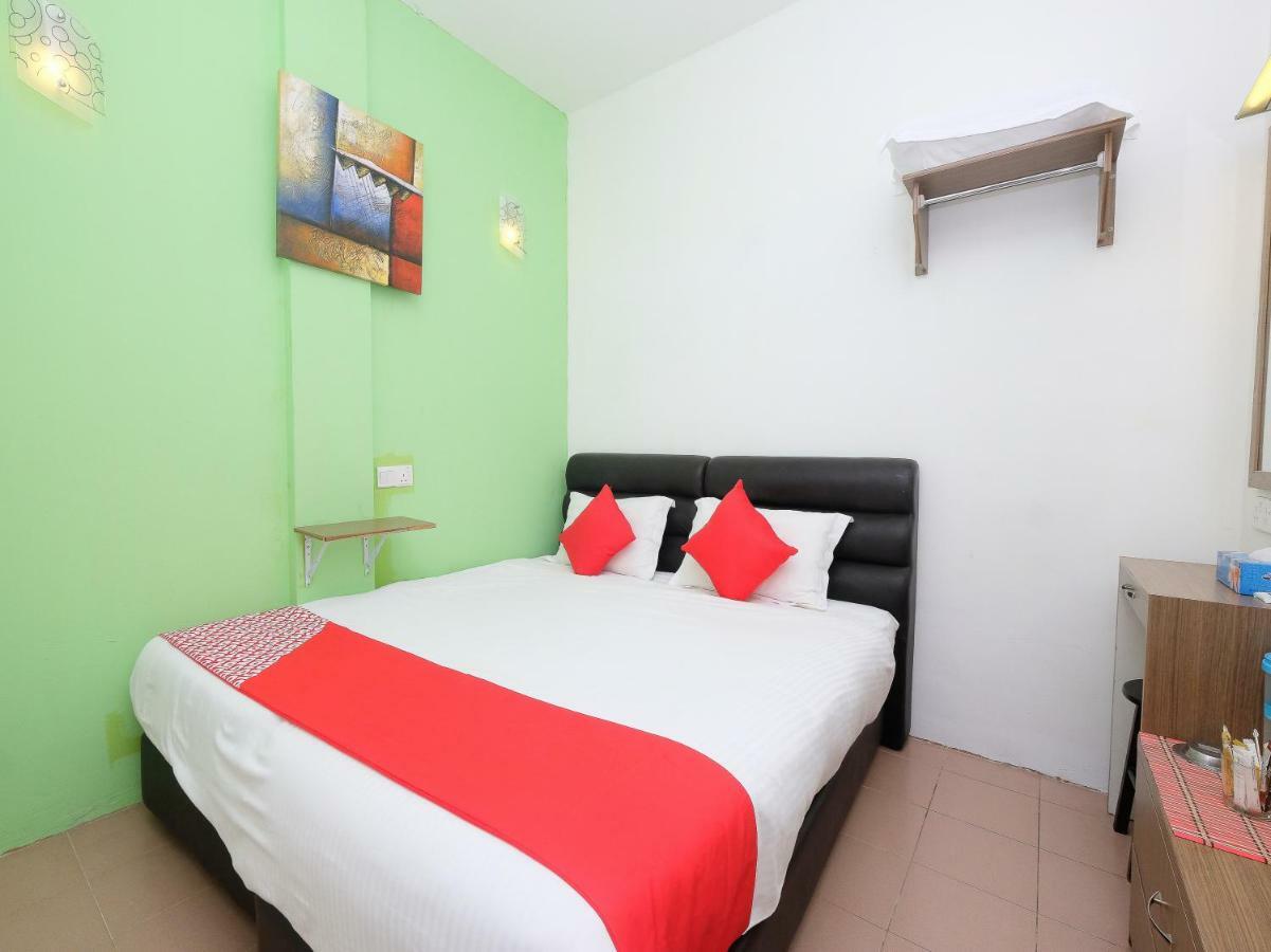Oyo 850 Gold Star Hotel Chukai Buitenkant foto