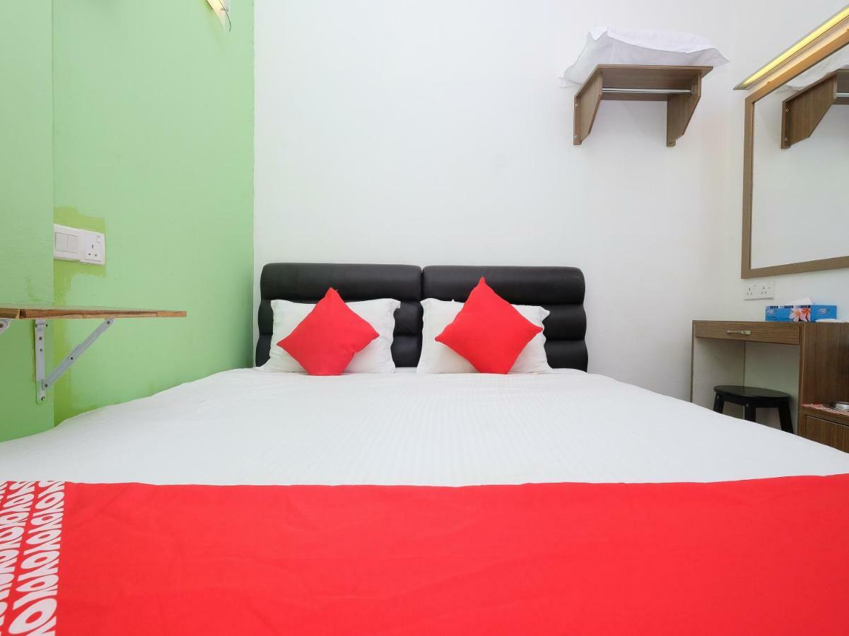 Oyo 850 Gold Star Hotel Chukai Buitenkant foto