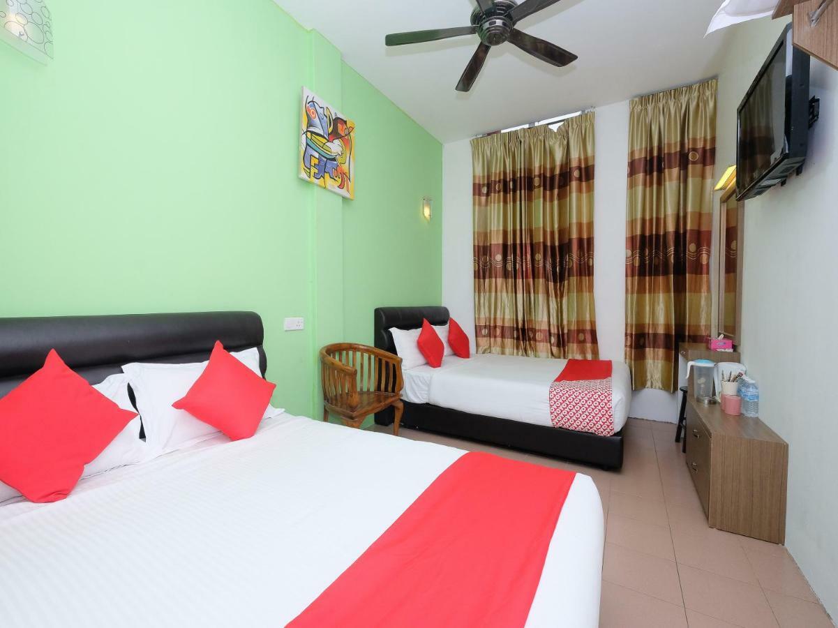 Oyo 850 Gold Star Hotel Chukai Buitenkant foto