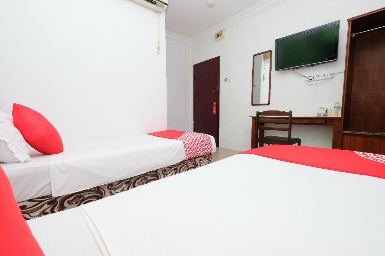 Oyo 850 Gold Star Hotel Chukai Buitenkant foto