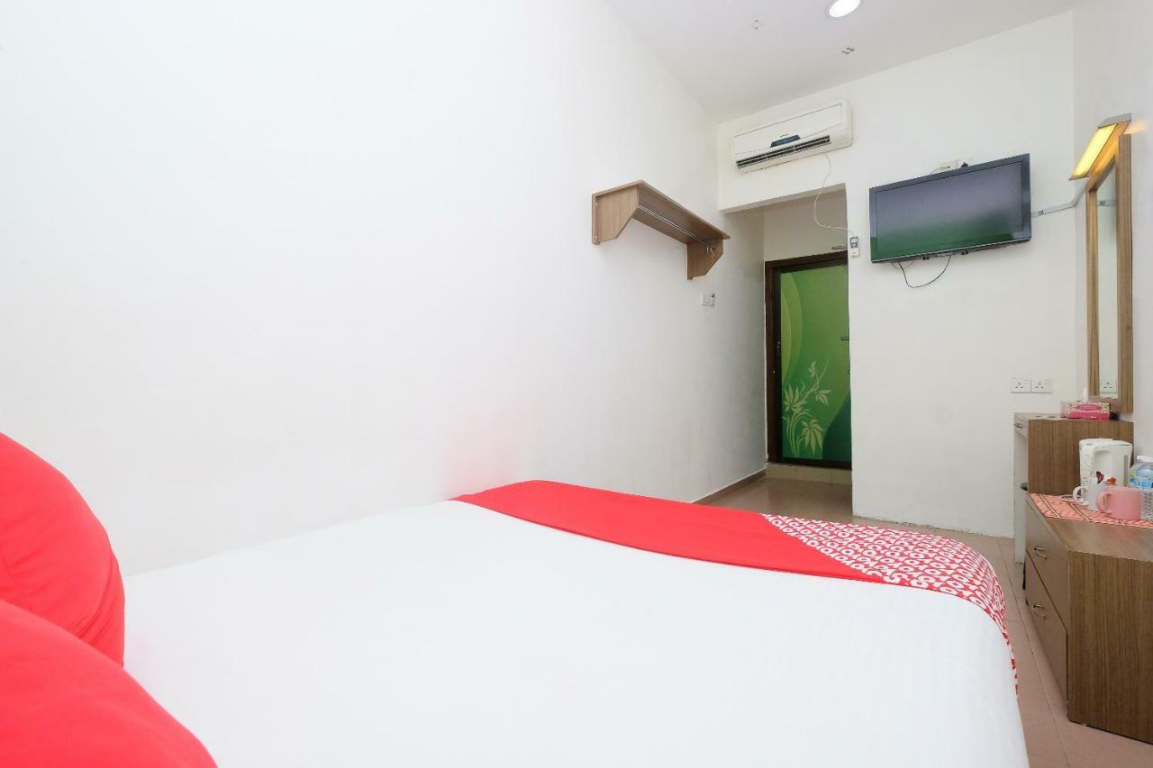 Oyo 850 Gold Star Hotel Chukai Buitenkant foto