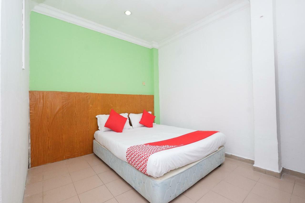 Oyo 850 Gold Star Hotel Chukai Buitenkant foto