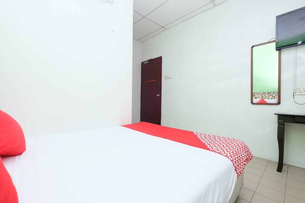 Oyo 850 Gold Star Hotel Chukai Buitenkant foto