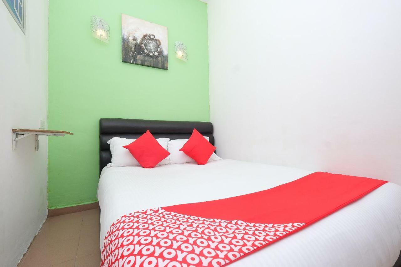 Oyo 850 Gold Star Hotel Chukai Buitenkant foto