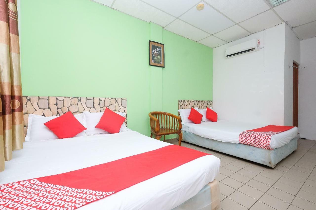 Oyo 850 Gold Star Hotel Chukai Buitenkant foto