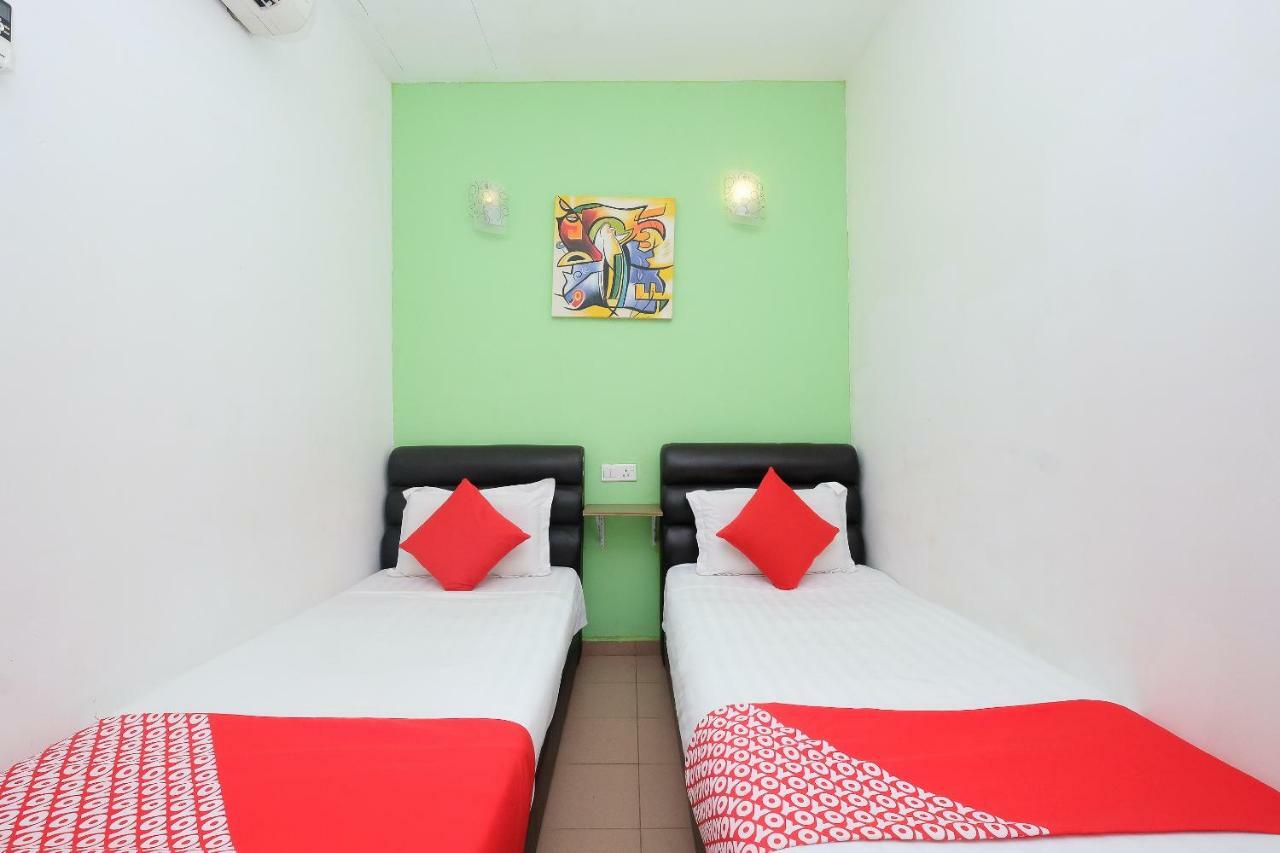 Oyo 850 Gold Star Hotel Chukai Buitenkant foto