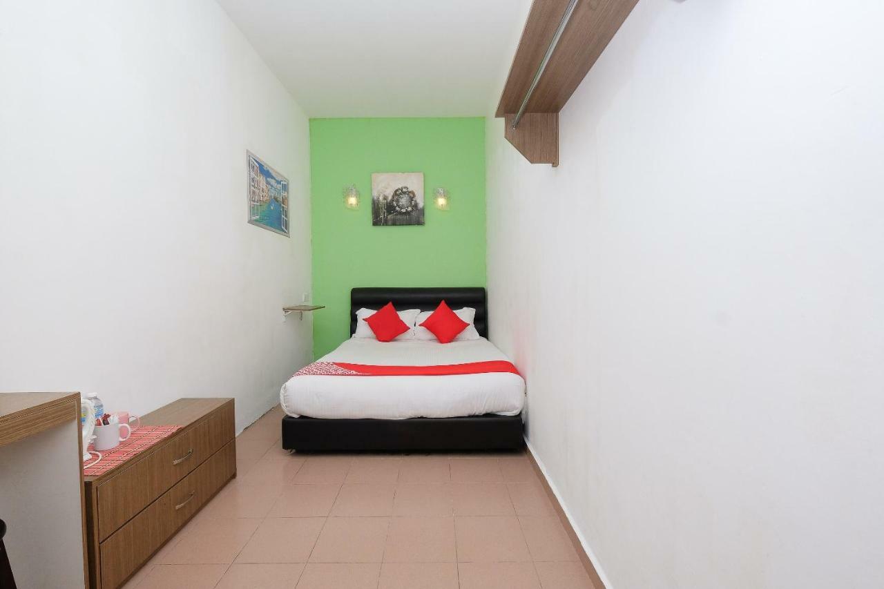 Oyo 850 Gold Star Hotel Chukai Buitenkant foto