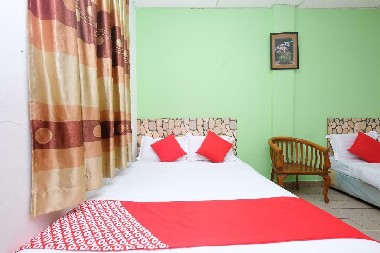 Oyo 850 Gold Star Hotel Chukai Buitenkant foto
