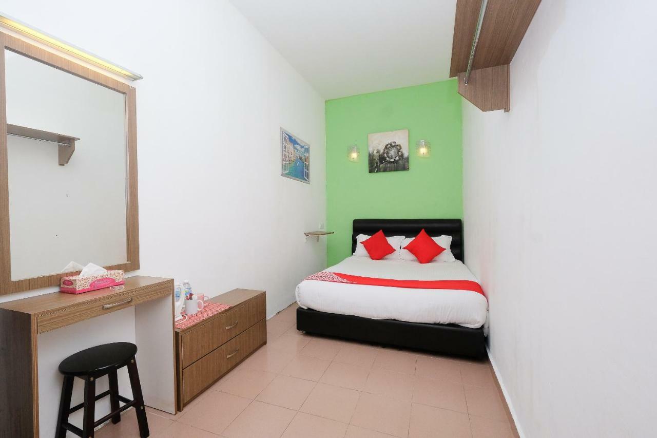 Oyo 850 Gold Star Hotel Chukai Buitenkant foto