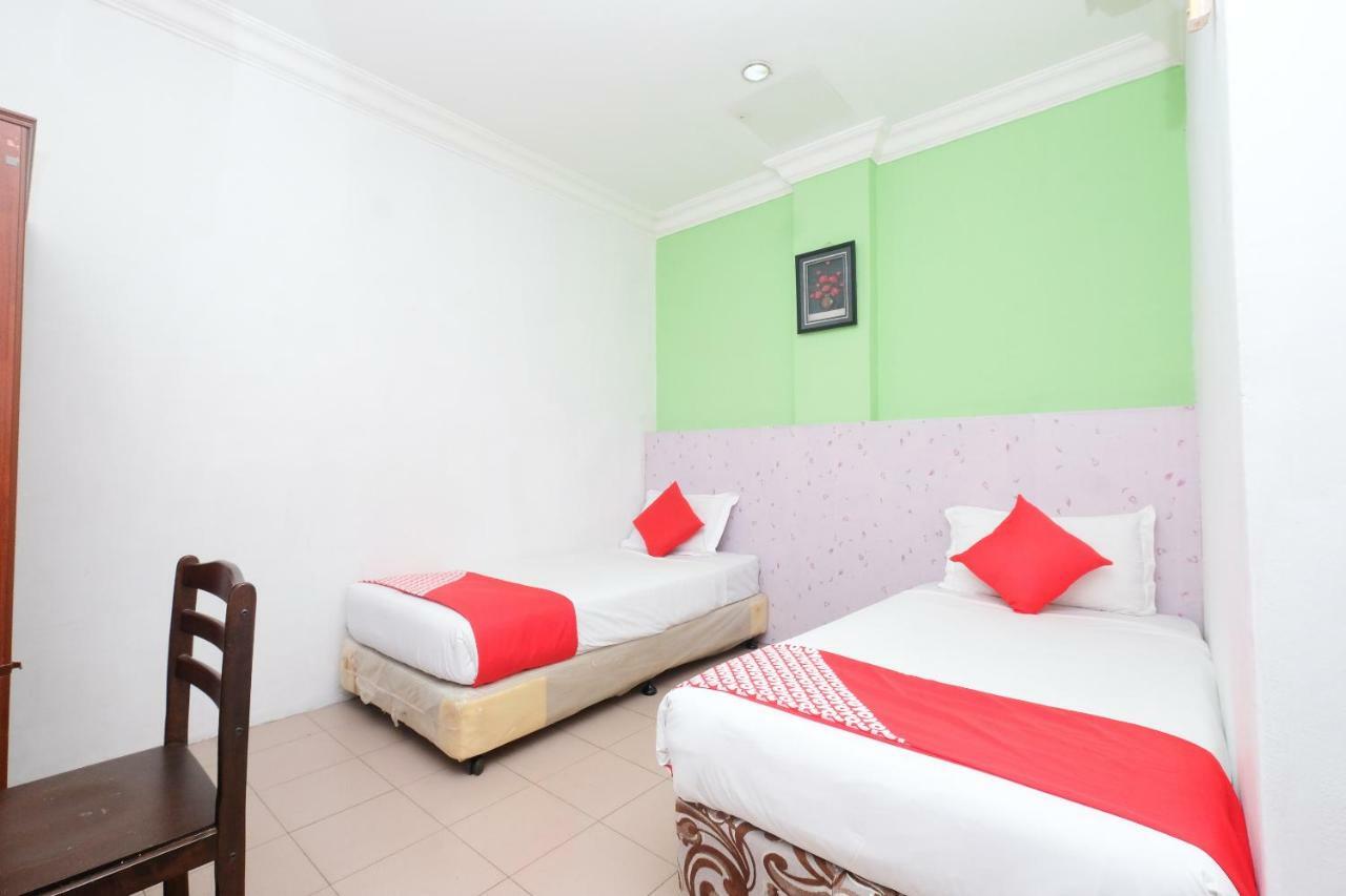 Oyo 850 Gold Star Hotel Chukai Buitenkant foto