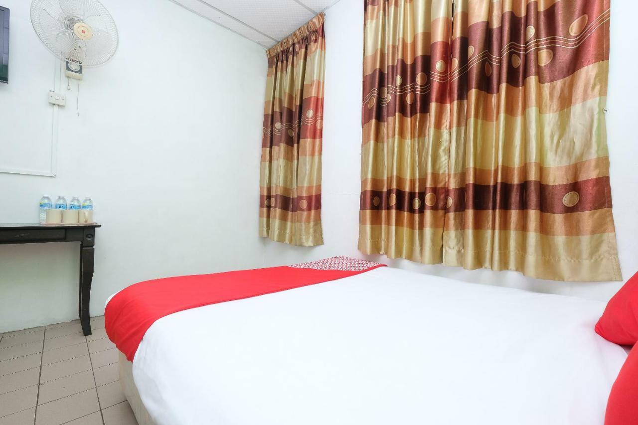 Oyo 850 Gold Star Hotel Chukai Buitenkant foto